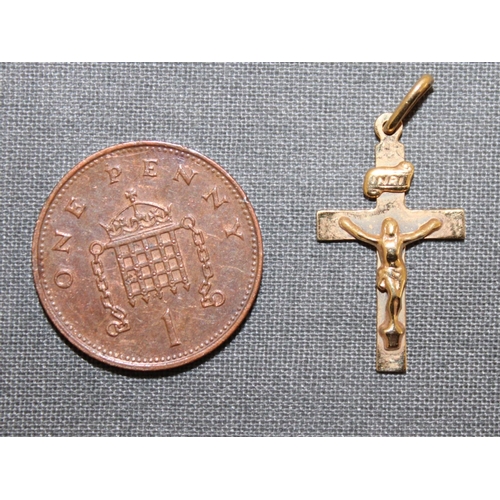 530 - Stamped 375 Italy Gold Cross Total Weight-0.77g