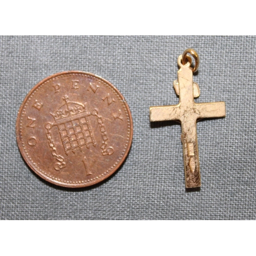 530 - Stamped 375 Italy Gold Cross Total Weight-0.77g