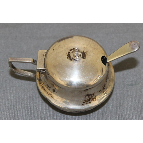 481 - Silver Hallmarked Mustard Pot And Spoon Not Silver Marks On Spoon Shown In Picture
Height 4cm