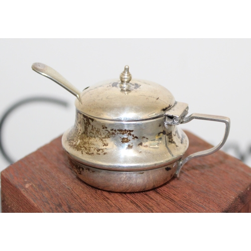 481 - Silver Hallmarked Mustard Pot And Spoon Not Silver Marks On Spoon Shown In Picture
Height 4cm