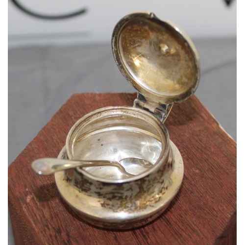 481 - Silver Hallmarked Mustard Pot And Spoon Not Silver Marks On Spoon Shown In Picture
Height 4cm