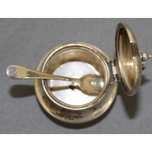 481 - Silver Hallmarked Mustard Pot And Spoon Not Silver Marks On Spoon Shown In Picture
Height 4cm