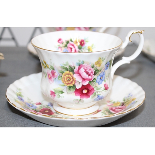 23 - The Royal Albert Chelsea Garden Collection Inc-
6 Tea Cups
6 Saucers 
6 Side plates 
COLLECTION ONLY