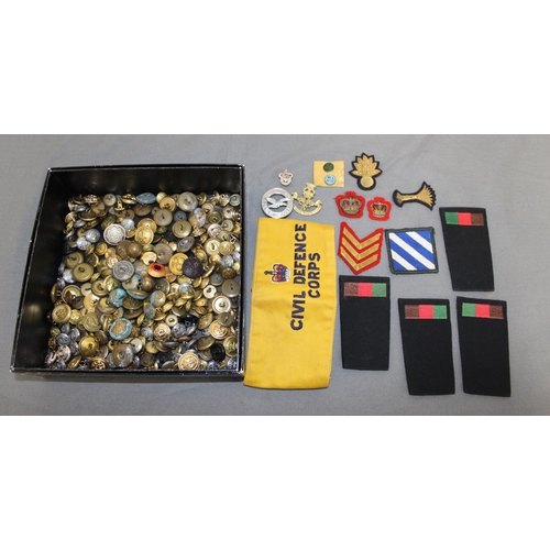 137 - Quantity Of Military Items Buttons, Badges Etc