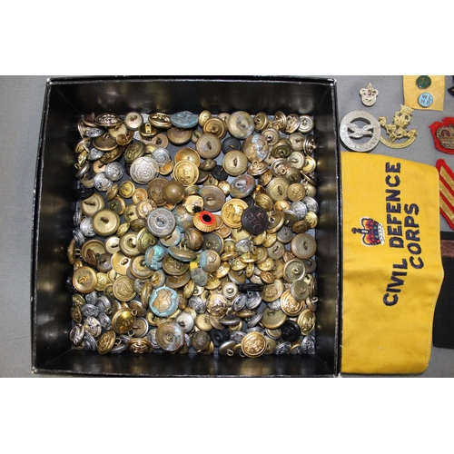 137 - Quantity Of Military Items Buttons, Badges Etc