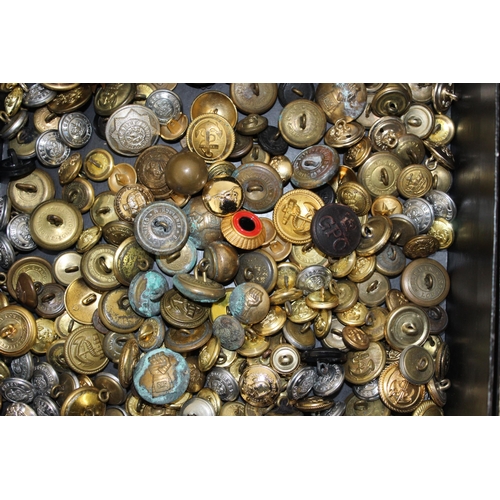 137 - Quantity Of Military Items Buttons, Badges Etc