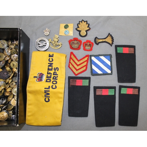 137 - Quantity Of Military Items Buttons, Badges Etc