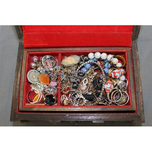 328 - A Box Containing Jewellery Items
All Proceeds Go To Charity