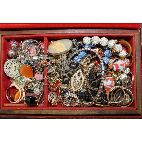 328 - A Box Containing Jewellery Items
All Proceeds Go To Charity