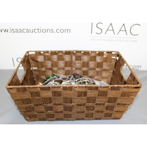 329 - A Basket Containing Jewellery Items
All Proceeds Go To Charity