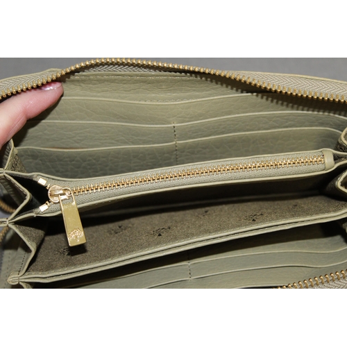 5 - Original Olive Green Mulberry Purse
Used Condition
All Proceeds Go To Charity