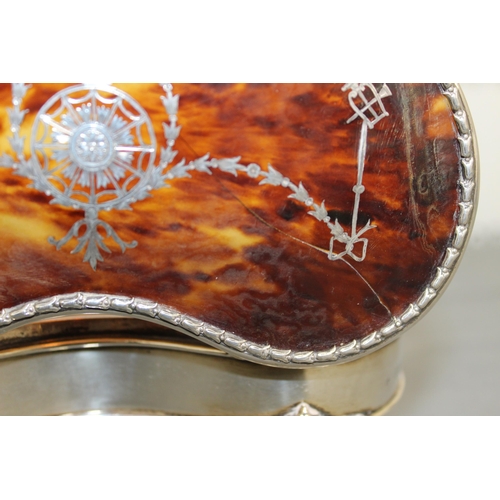 407 - Antique Silver Hallmarked Kidney Shaped Jewellery Box
18cm Length
Crack in Lid As Shown In Picture