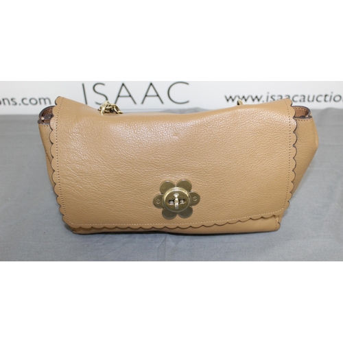 133 - Mulberry Cecily Flower Bag In Biscuit Used Condition
But Clean
All Proceeds Go To Charity