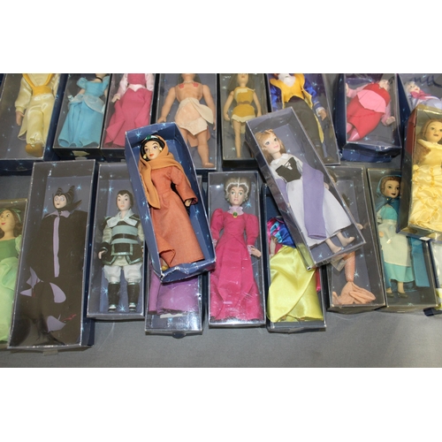 471 - Full Set Of 49 Of De Agostini Porcelain Collectable Disney Princess Characters Boxed
With Magazines