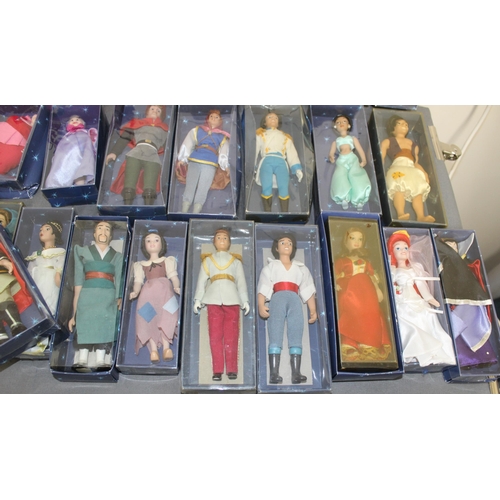 471 - Full Set Of 49 Of De Agostini Porcelain Collectable Disney Princess Characters Boxed
With Magazines