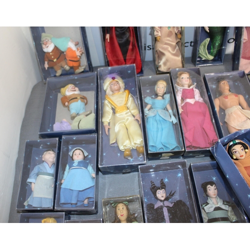 471 - Full Set Of 49 Of De Agostini Porcelain Collectable Disney Princess Characters Boxed
With Magazines