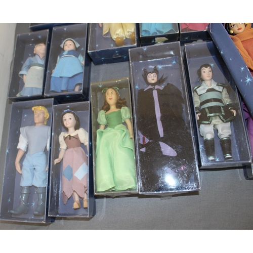 471 - Full Set Of 49 Of De Agostini Porcelain Collectable Disney Princess Characters Boxed
With Magazines