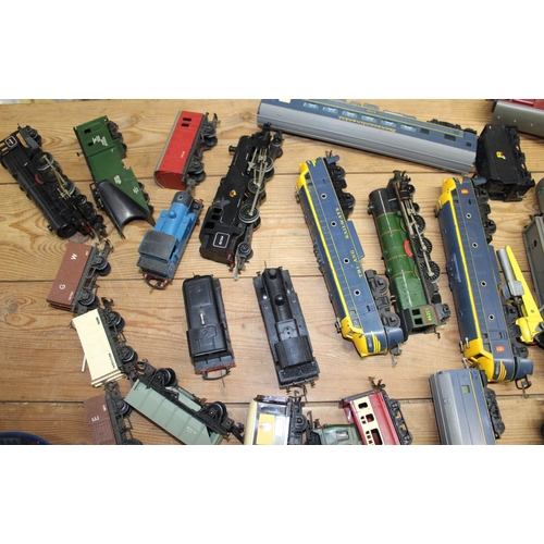 472 - Large OO Gauge Model Train Collection with Accessories . 8 Engines plus Carriages and others. Buildi... 