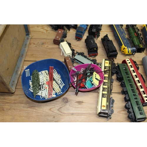 472 - Large OO Gauge Model Train Collection with Accessories . 8 Engines plus Carriages and others. Buildi... 