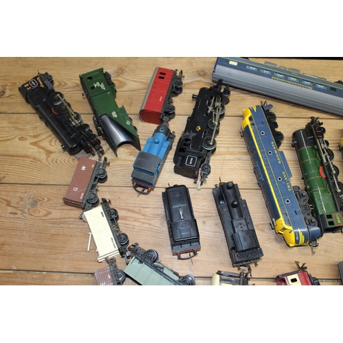 472 - Large OO Gauge Model Train Collection with Accessories . 8 Engines plus Carriages and others. Buildi... 