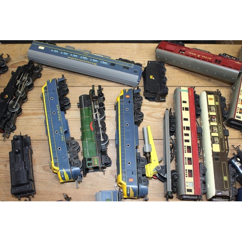 472 - Large OO Gauge Model Train Collection with Accessories . 8 Engines plus Carriages and others. Buildi... 