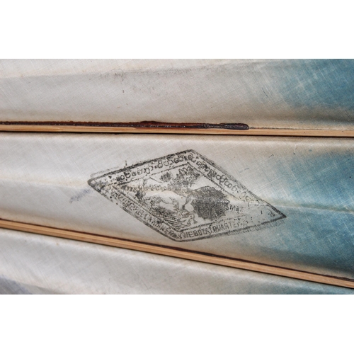 139 - Stunning Oriental Sunshade - 95cm Tall 

Small hole in shade as shown, otherwise excellent condition... 