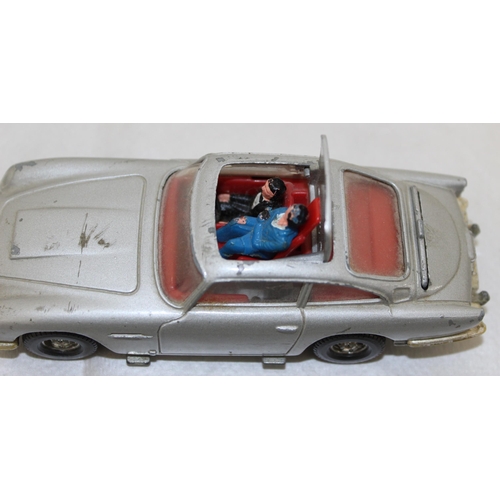 648 - Corgi 007 Aston Martin DB5 Car With Figurines Inside With Moveable Roof And Headlights And Back Plat... 