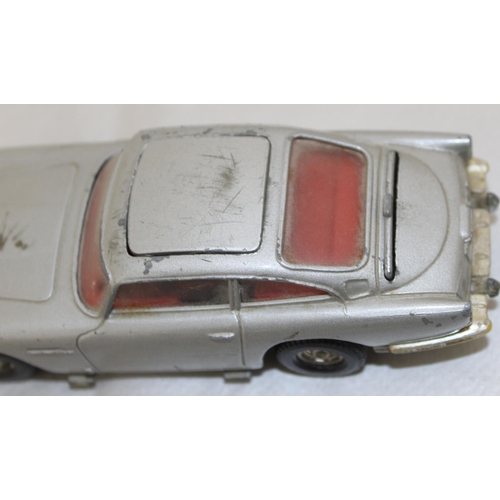 648 - Corgi 007 Aston Martin DB5 Car With Figurines Inside With Moveable Roof And Headlights And Back Plat... 