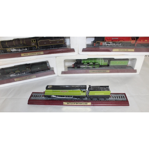 650 - 4 x Boxed plus 1 Unboxed Collectable Model Locomotive
LNER 