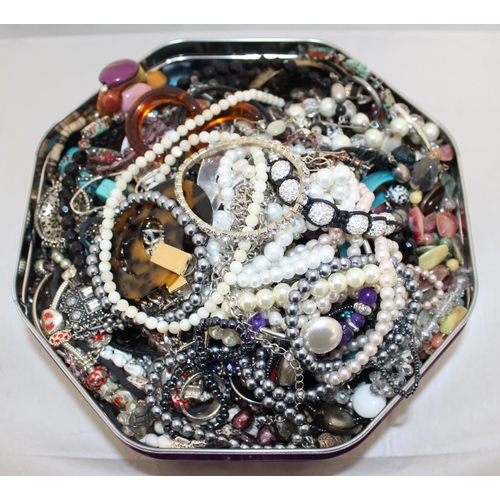 374 - Quantity Of Jewellery Items In A Tin
All Proceeds Go To Charity