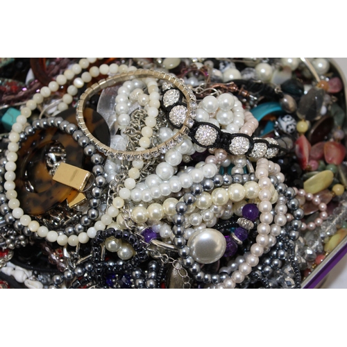 374 - Quantity Of Jewellery Items In A Tin
All Proceeds Go To Charity