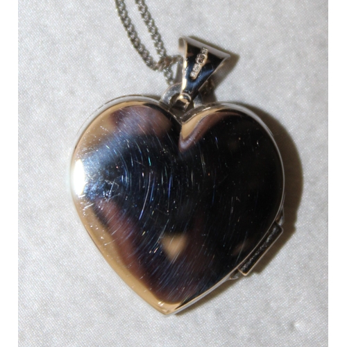 525 - Stamped 375 Locket & Necklace In A Box
Weight-3.23g
All Proceeds Go To Charity