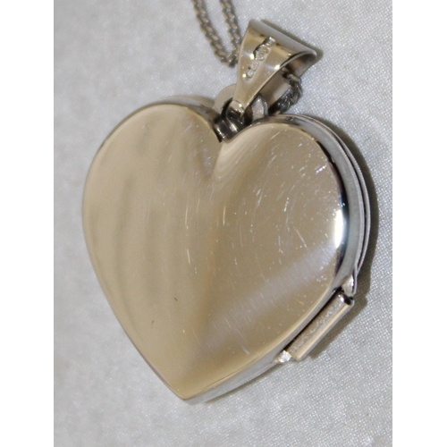 525 - Stamped 375 Locket & Necklace In A Box
Weight-3.23g
All Proceeds Go To Charity