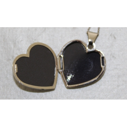 525 - Stamped 375 Locket & Necklace In A Box
Weight-3.23g
All Proceeds Go To Charity