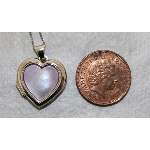 525 - Stamped 375 Locket & Necklace In A Box
Weight-3.23g
All Proceeds Go To Charity