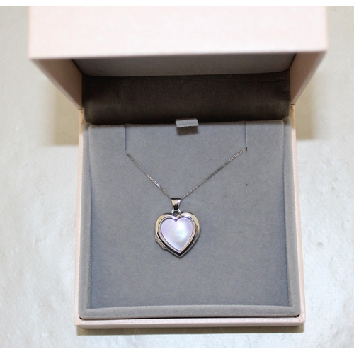 525 - Stamped 375 Locket & Necklace In A Box
Weight-3.23g
All Proceeds Go To Charity