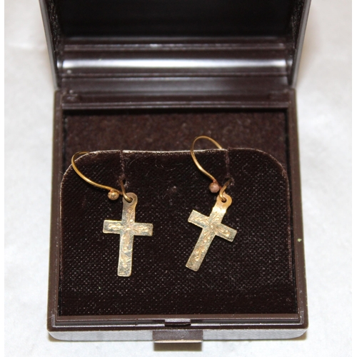 526 - Stamped 375 9ct Gold Cross Earrings In A Box
Weight-0.79g
All Proceeds Go To Charity