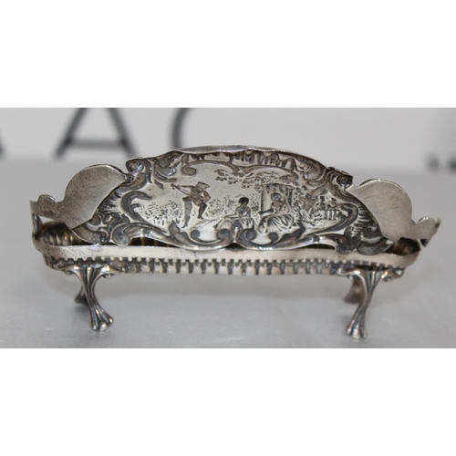 453 - Silver Hallmarked Bench
Length 9.5 cm