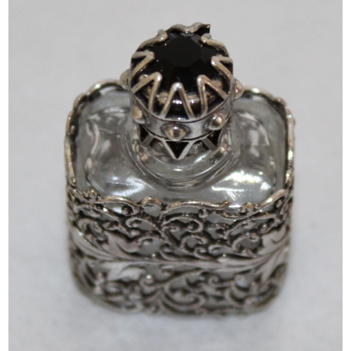 455 - Miniature Decorative Glass Perfume Bottle With Screw Top
Height 3.5cm