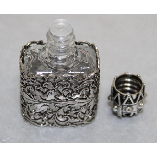 455 - Miniature Decorative Glass Perfume Bottle With Screw Top
Height 3.5cm