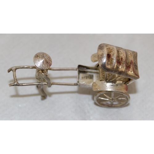 460 - Silver Plated Rickshaw And Driver Late Qing Rickshaw Miniture
Length 5.5 cm