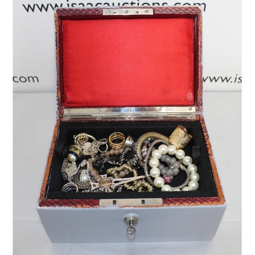 384 - Jewellery Box Containing Jewellery Items