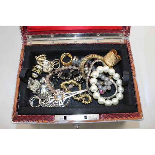 384 - Jewellery Box Containing Jewellery Items