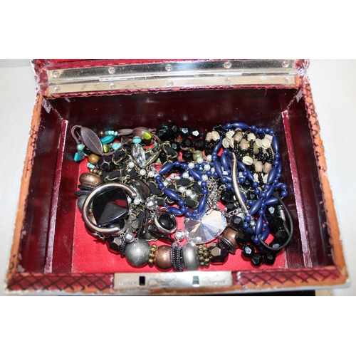 384 - Jewellery Box Containing Jewellery Items