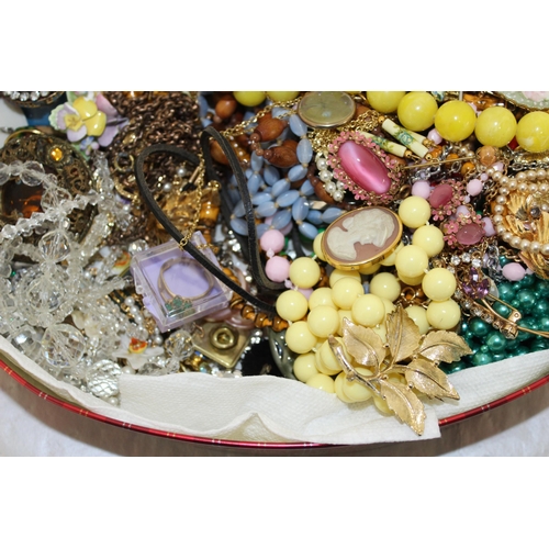 387 - A Selection Of Vintage/Antique Etc Jewellery Items In A Tin