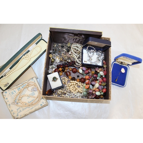 395 - A Quantity Of Jewellery Items Some Boxed