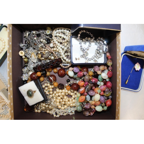 395 - A Quantity Of Jewellery Items Some Boxed