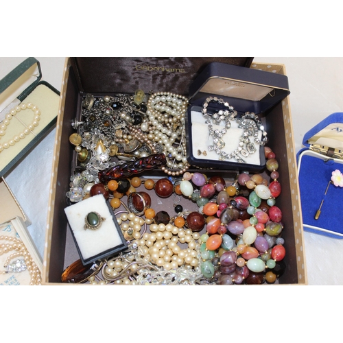 395 - A Quantity Of Jewellery Items Some Boxed