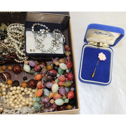 395 - A Quantity Of Jewellery Items Some Boxed