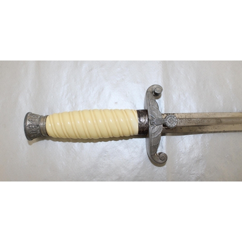 219 - An Army (HEER) Officer's Dress Dagger, adopted 1935. This example with white grip and set of correct... 